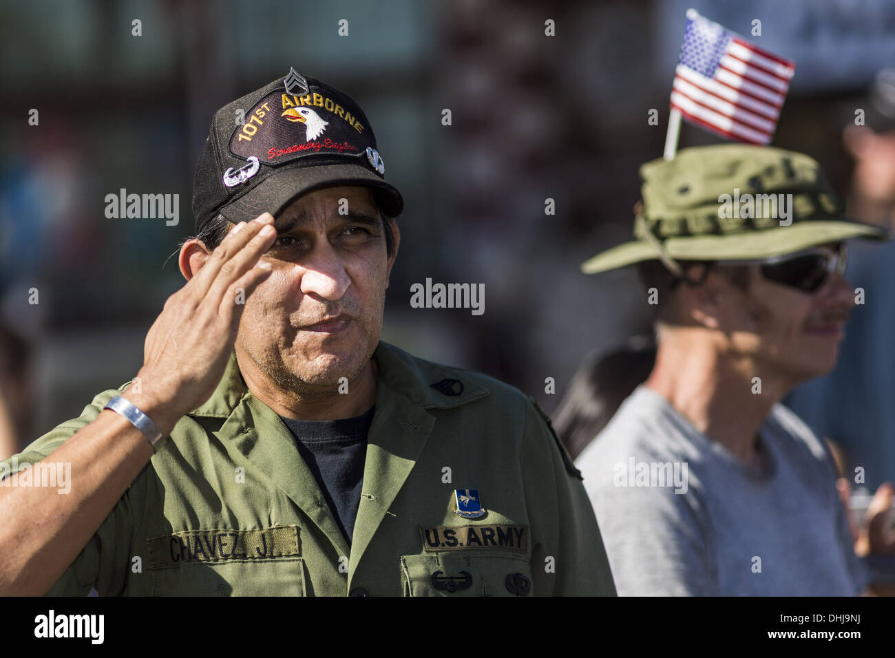 Phoenix, Arizona, Stati Uniti. Xi Nov, 2013. Un Vietnam era vet saluta passando i veterani del Phoenix veterani parata del giorno. Il Phoenix veterani parata del giorno è uno dei più grandi negli Stati Uniti. Migliaia di persone la linea 3.5 miglio percorso parata e più di 85 unità di partecipare alla parata. Il tema di questo anno la sfilata è ''saluting America's veterani. Credit: Jack Kurtz/ZUMAPRESS.com/Alamy Live News Foto Stock