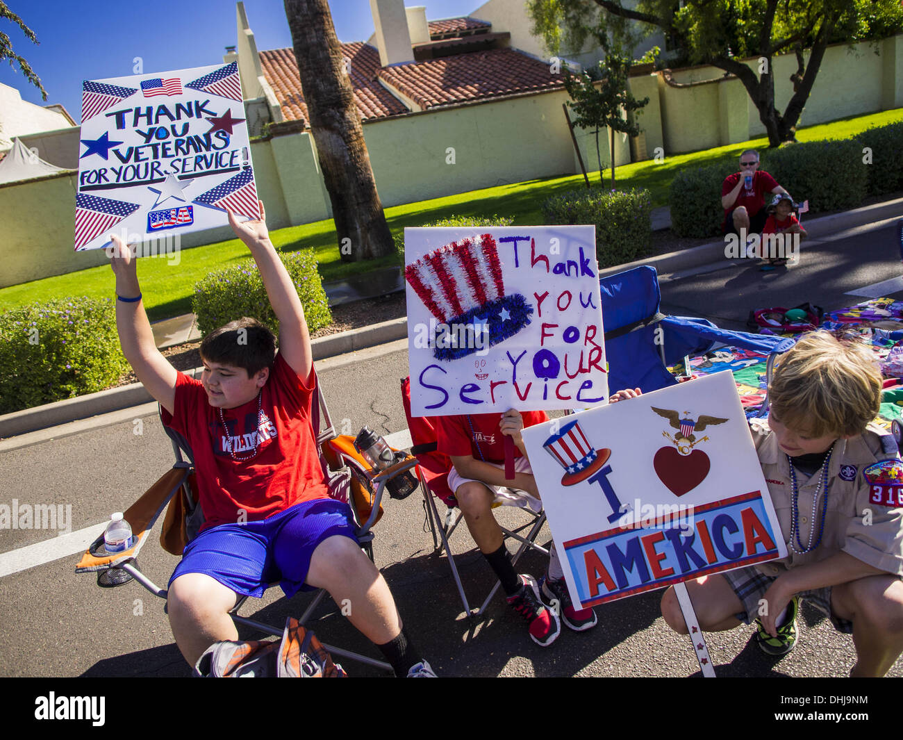 Phoenix, Arizona, Stati Uniti. Xi Nov, 2013. Spettatori allietare passando i veterani del Phoenix veterani parata del giorno. Il Phoenix veterani parata del giorno è uno dei più grandi negli Stati Uniti. Migliaia di persone la linea 3.5 miglio percorso parata e più di 85 unità di partecipare alla parata. Il tema di questo anno la sfilata è ''saluting America's veterani. Credit: Jack Kurtz/ZUMAPRESS.com/Alamy Live News Foto Stock