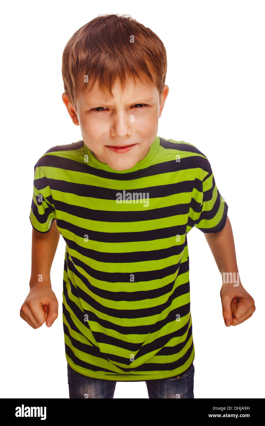 Bambino arrabbiato ragazzo biondo bully bad aggressivo combatte in striped camicia verde isolato Foto Stock