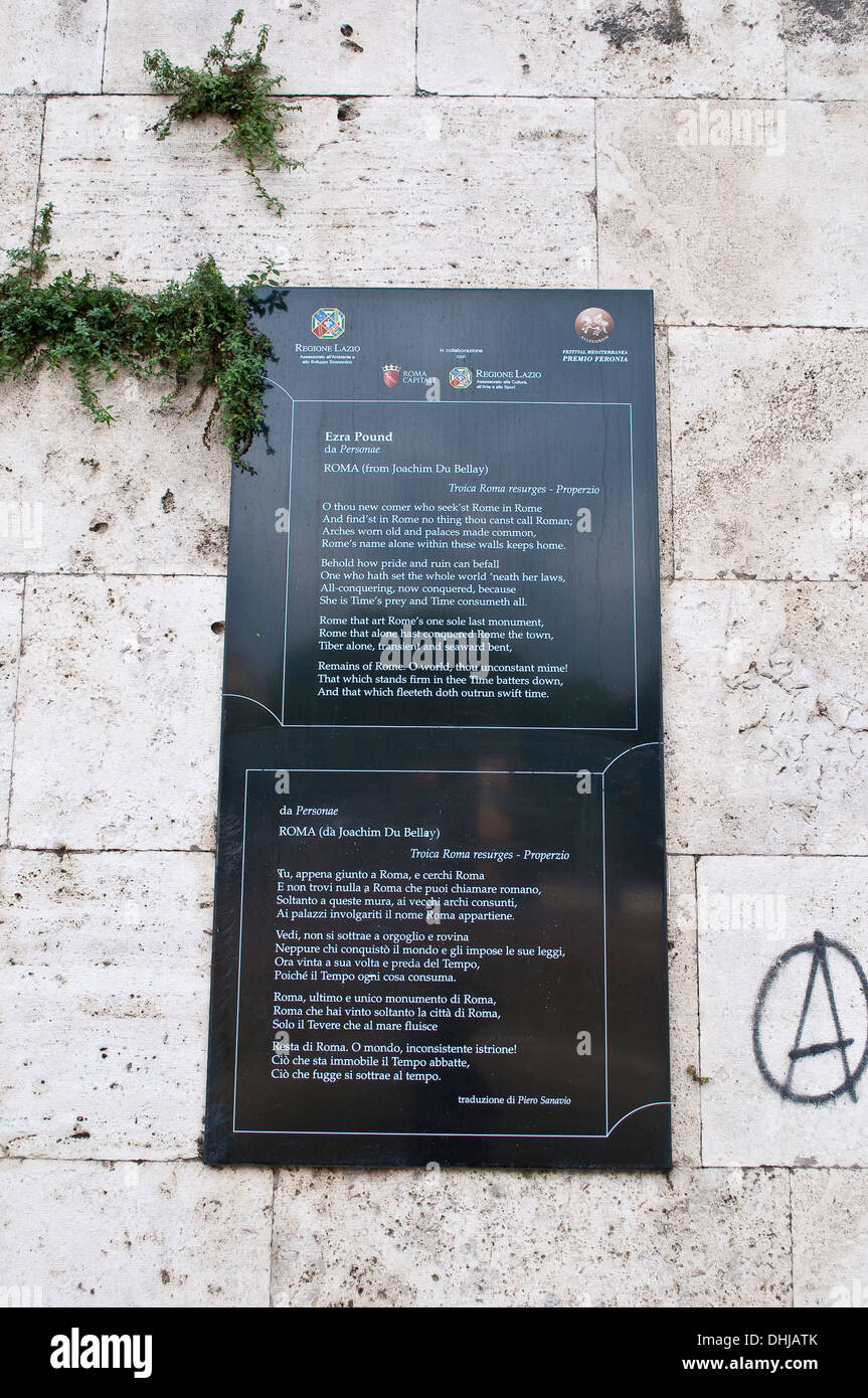 Poesia di Ezra Pound Roma "Roma", presso la banca del fiume Tevere, Roma, Italia Foto Stock