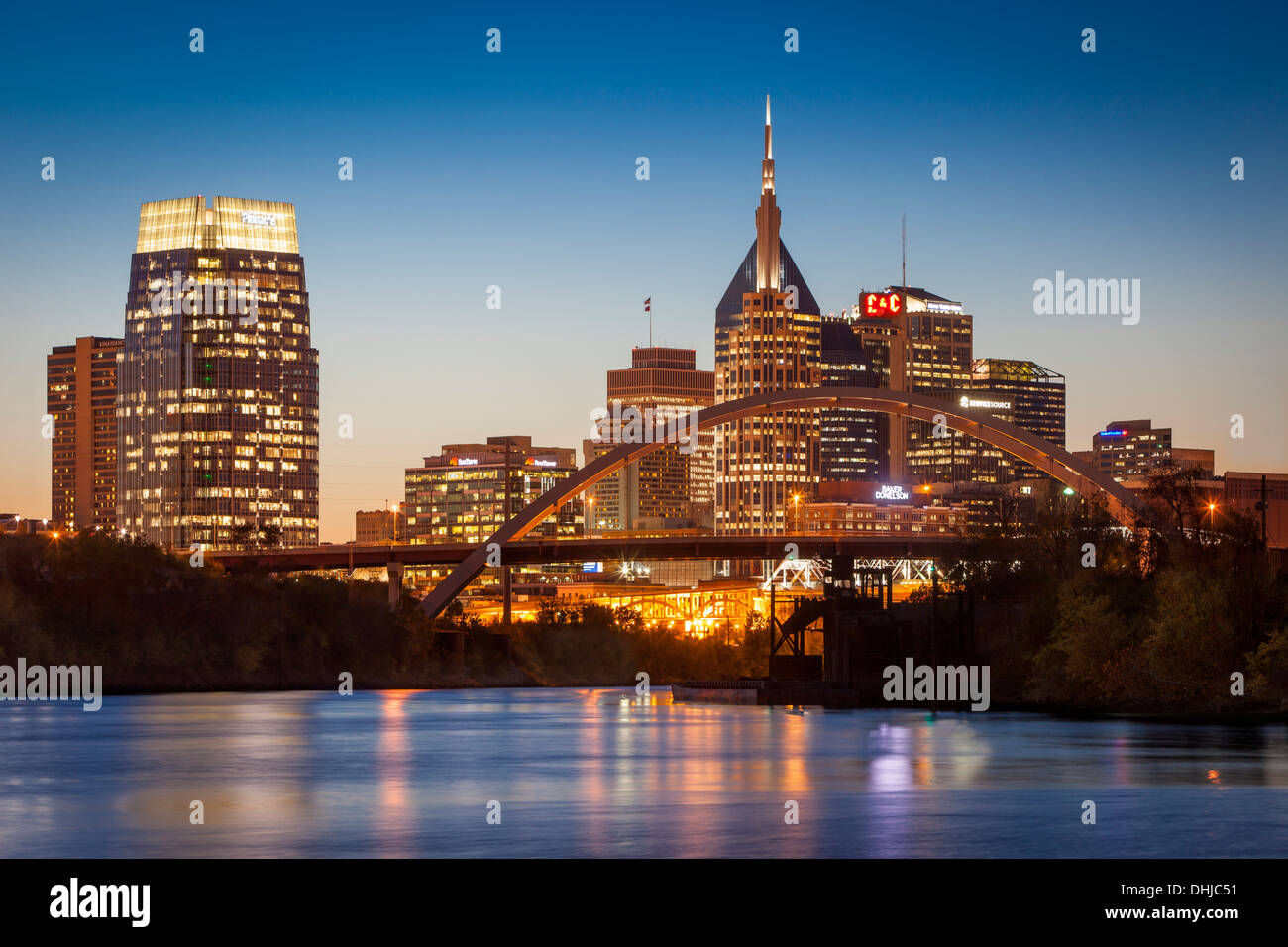 Twilight su di Nashville e il Cumberland River, Tennesse, STATI UNITI D'AMERICA Foto Stock