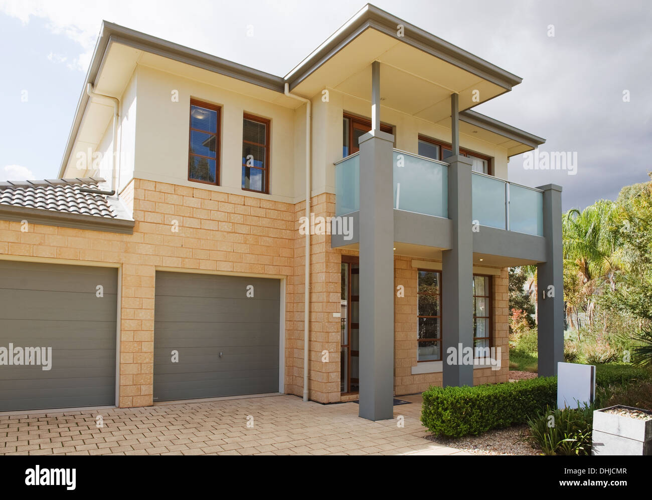 Tipica facciata di una moderna casa australiana a mezzogiorno Foto Stock