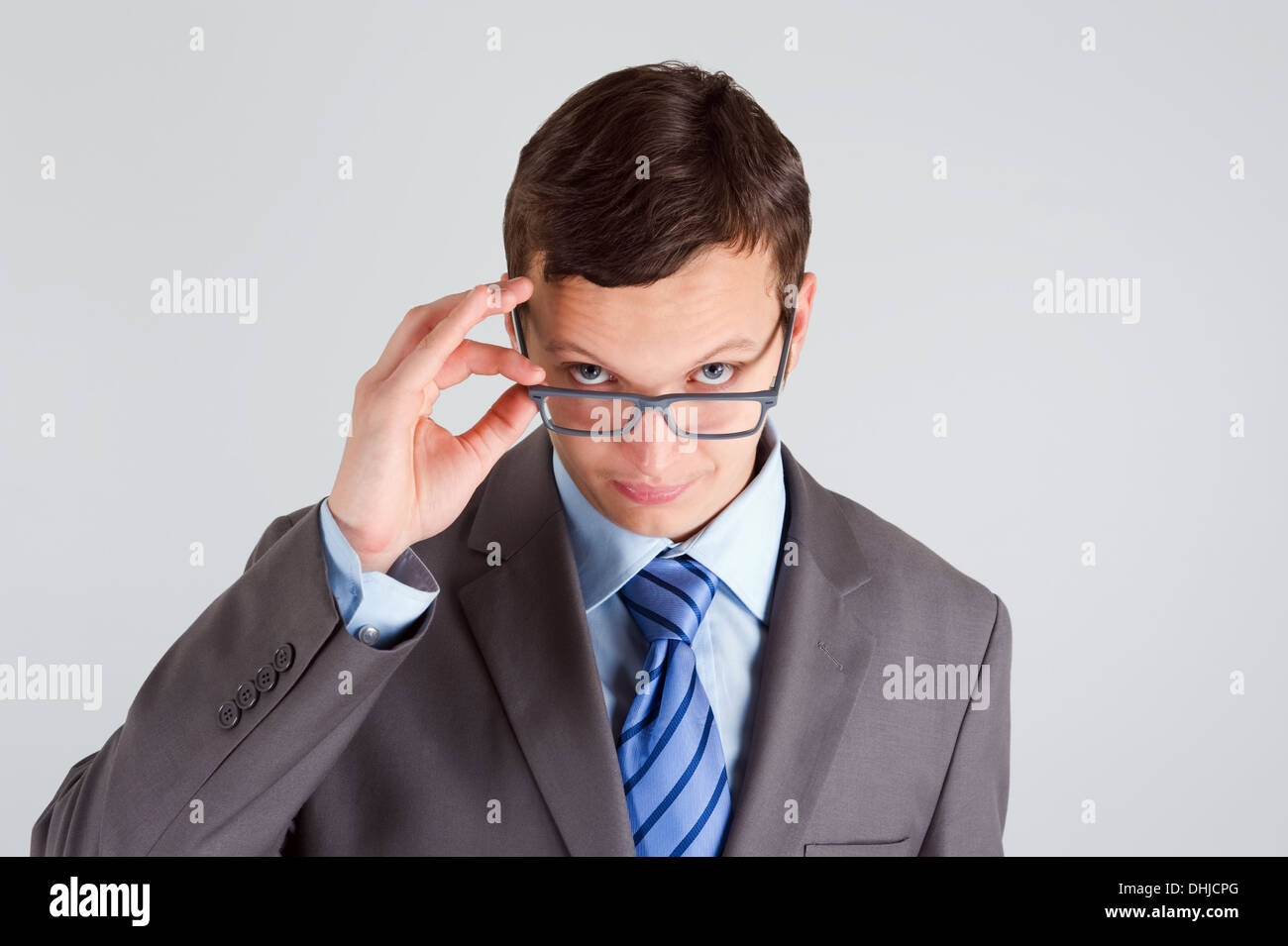 Ritratto di bel giovane imprenditore con gli occhiali Foto Stock