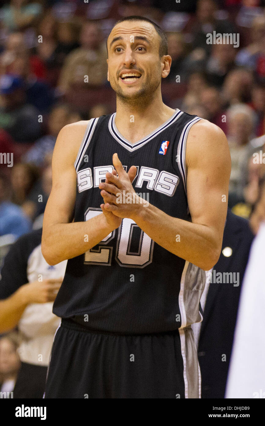 Novembre 11, 2013: San Antonio Spurs riprese guard Manu Ginobili (20) reagisce durante il gioco NBA tra San Antonio Spurs e la Philadelphia 76ers presso la Wells Fargo Center di Philadelphia, Pennsylvania. Gli speroni win 109-85. (Christopher Szagola/Cal Sport Media) Foto Stock