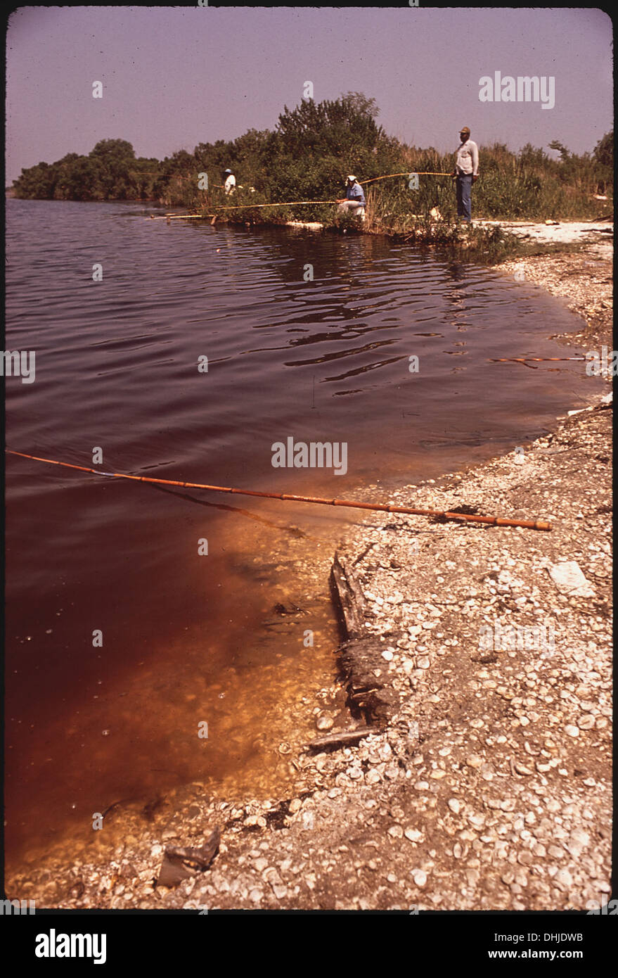 La pesca in canale fuori la Highway 11, sulla riva sudorientale del lago Pontchartrain. Inquinamento ha girato l'acqua marrone 274 Foto Stock