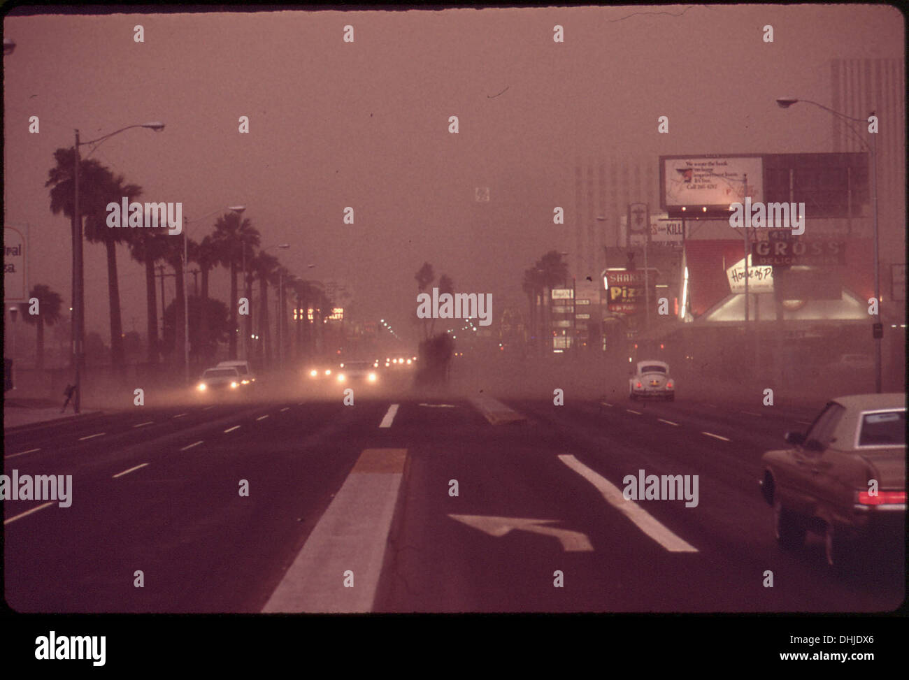 La costruzione di case vacanza e case vacanze tutto l'anno a Fountain Hills ha portato al livellamento delle colline naturali, alterando il terreno. Questo sviluppo riflette la moderna espansione suburbana nell'area. Foto Stock