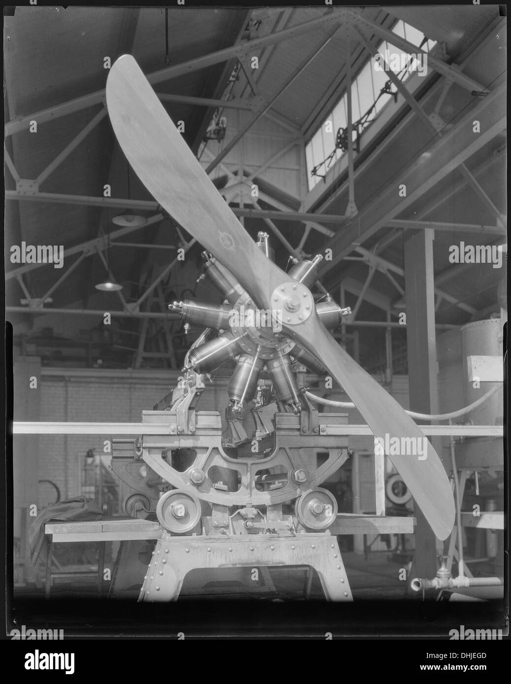 Un motore rotativo Gnome è montato su un cavalletto, fornendo una vista ravvicinata di questo motore aeronautico dei primi anni del XX secolo utilizzato nell'aviazione durante la prima guerra mondiale Foto Stock
