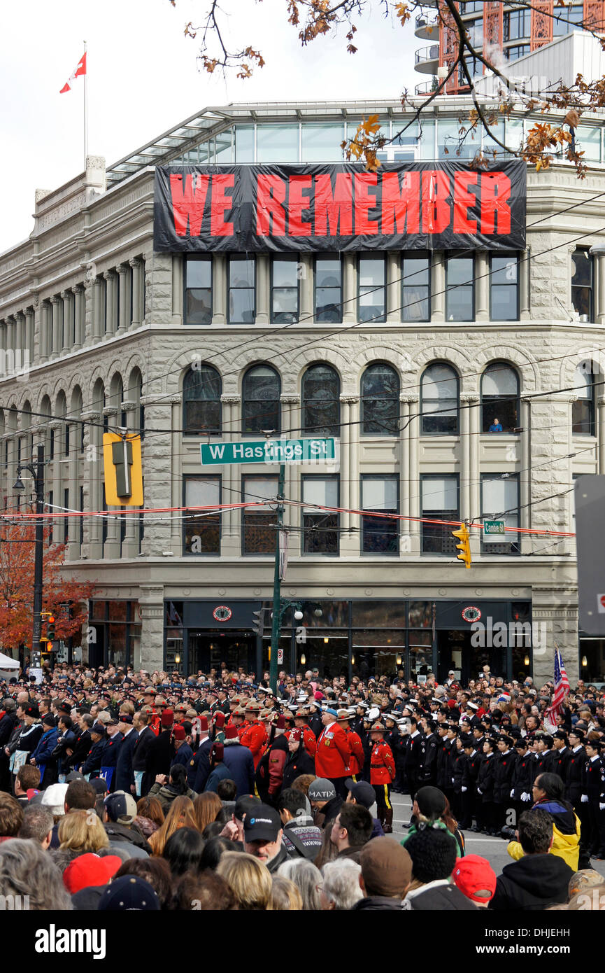 Soldati, esercito cadetti, e membri del Royal Canadian polizia montata di raccogliere al Giorno del Ricordo cerimonie in Piazza della Vittoria nel centro cittadino di Vancouver, British Columbia, Canada Foto Stock