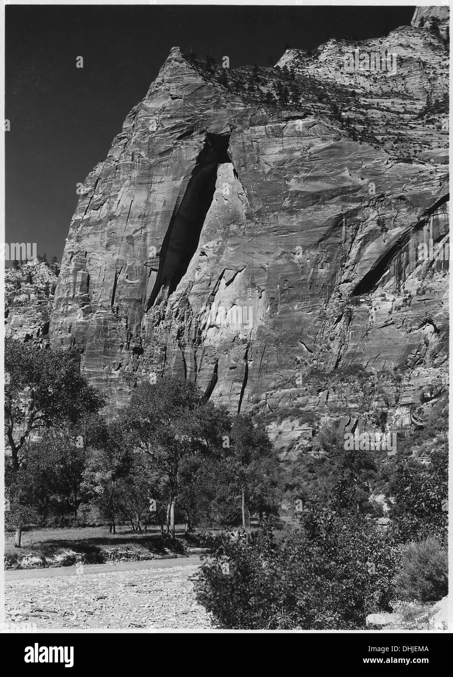 L'Arco Gotico si trova sulla parete orientale del Canyon, appena sotto il Tempio di Sinawava, una caratteristica notevole del paesaggio naturale. Foto Stock