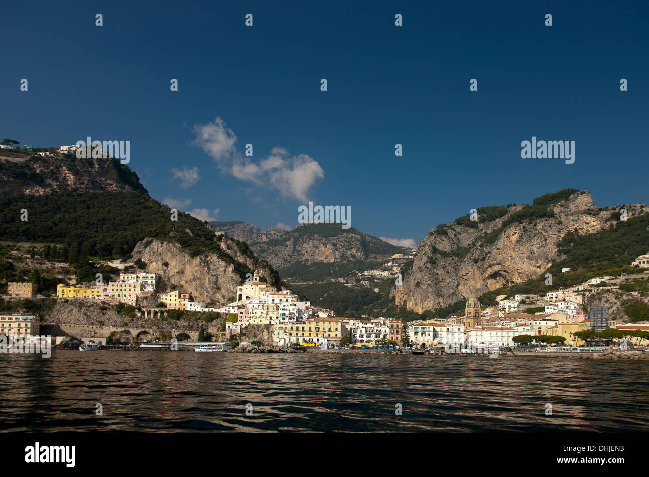 Una vista panoramica della città di Amalfi, ho†aly da off shore nel Golfo di Salerno. Foto Stock