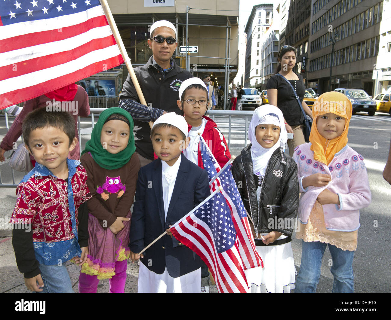 Bambini indonesiano al musulmano annuale parata del giorno, New York City, 2013. Foto Stock