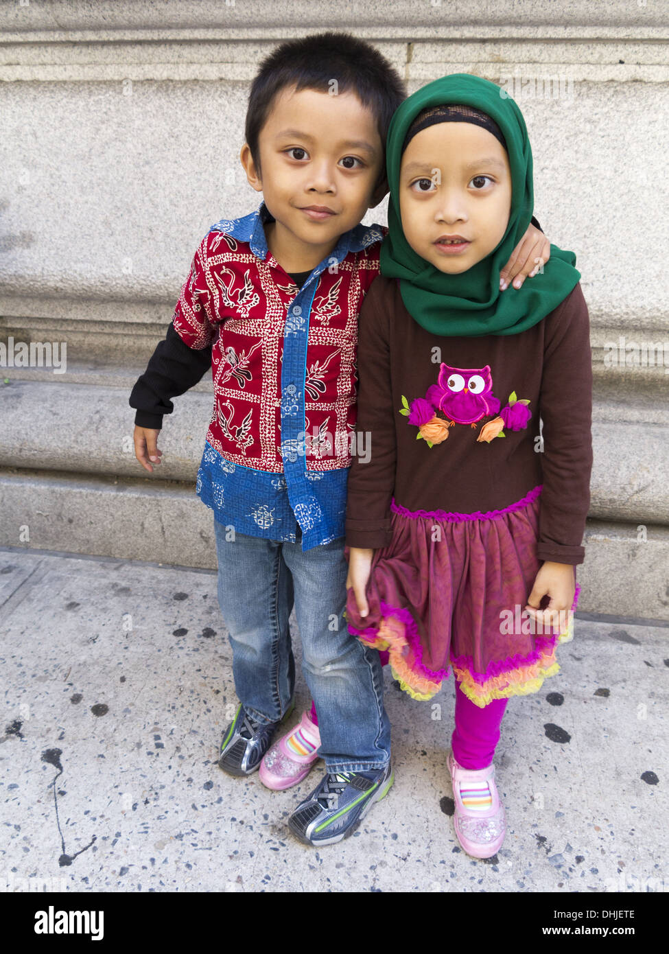 Bambini indonesiano al musulmano annuale parata del giorno, New York City, 2013. Foto Stock