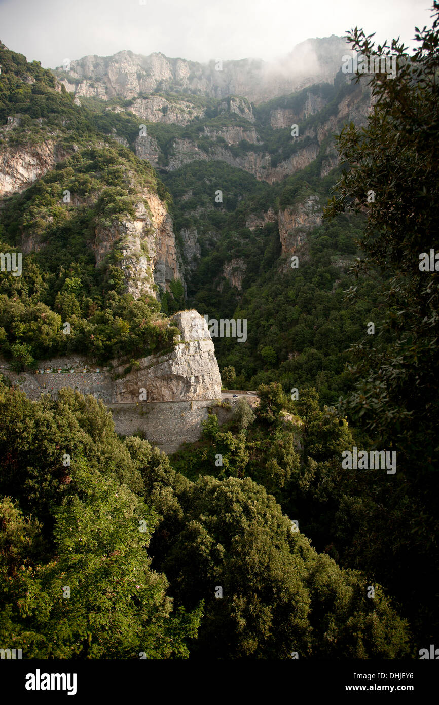 Motociclo sull'avvolgimento Amalfi Coast road tra Positano e Amalfi, Italia. Foto Stock