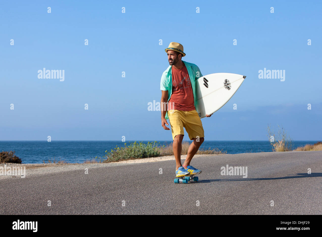 Ragazzo pattinaggio con il cappello e la sua tavola da surf Foto stock -  Alamy