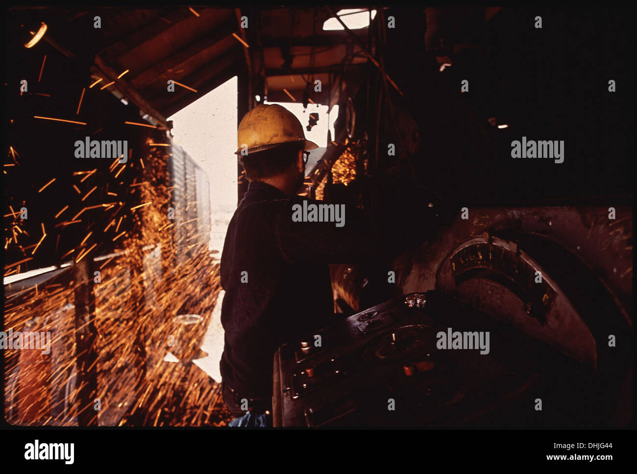 I lavoratori Navajo sono visti presso il Salt River Project Plant, contribuendo al funzionamento e alla manutenzione di questo progetto di infrastrutture critiche che fornisce acqua e energia in Arizona. Foto Stock