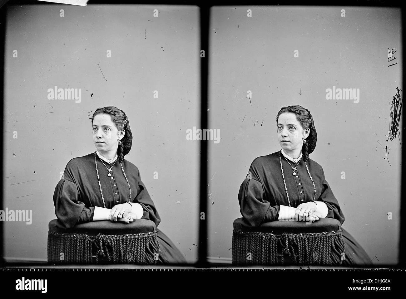 Un ritratto di una donna identificata come "Signora", catturato in un contesto storico, che rappresenta un momento nel tempo. Foto Stock