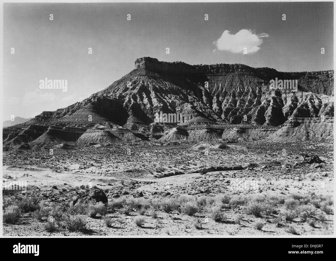 Questa immagine mostra l'estremità meridionale di la Verkin Mesa, situata a nord della strada principale per il Parco Nazionale di Zion, vicino alla cima della collina di la Verkin. La fotografia evidenzia il terreno accidentato e il paesaggio desertico tipico della zona. Foto Stock