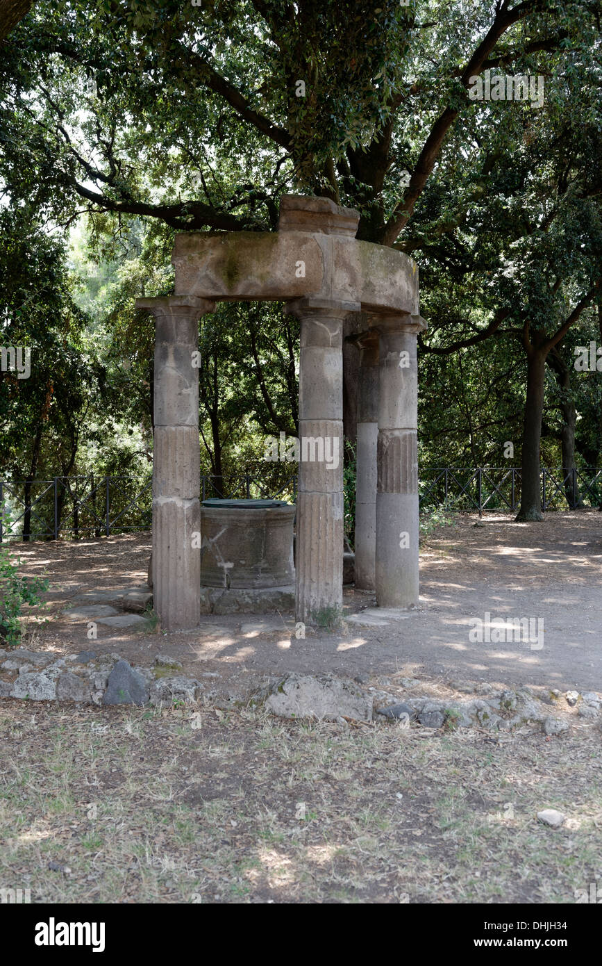 Pozzo sacro circondato da piccolo tempio circolare adiacente al tempio dorico presso il foro triangolare di Pompei Italia. Foto Stock