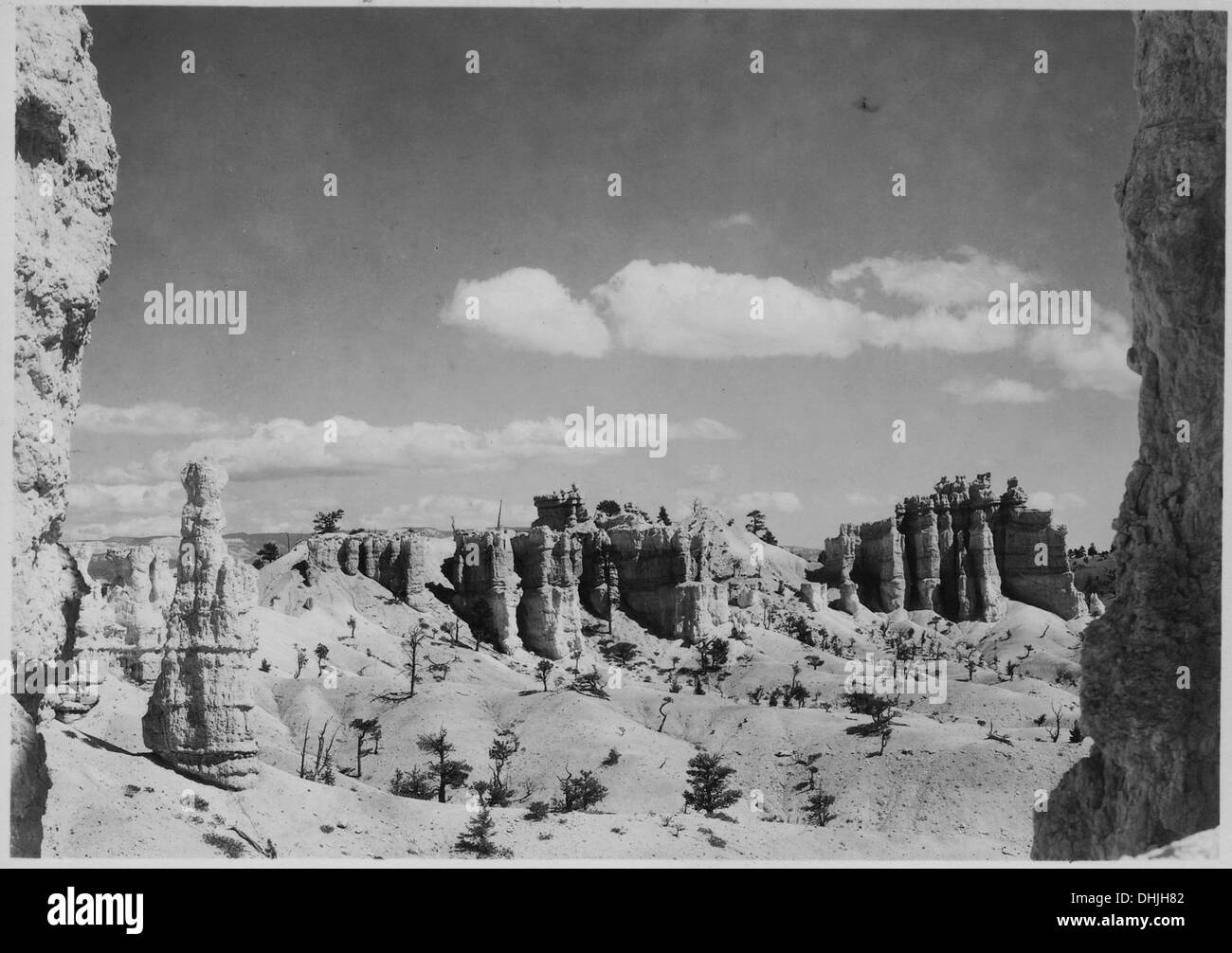 Il gruppo del Tempio delle fate è una collezione di formazioni rocciose che includono la moglie di Lot, il Castello delle foche e il Tempio delle fate, situati in un paesaggio desertico panoramico. Queste formazioni fanno parte di un'area geologica più ampia, popolare per le loro forme distinte e il loro significato storico. Foto Stock