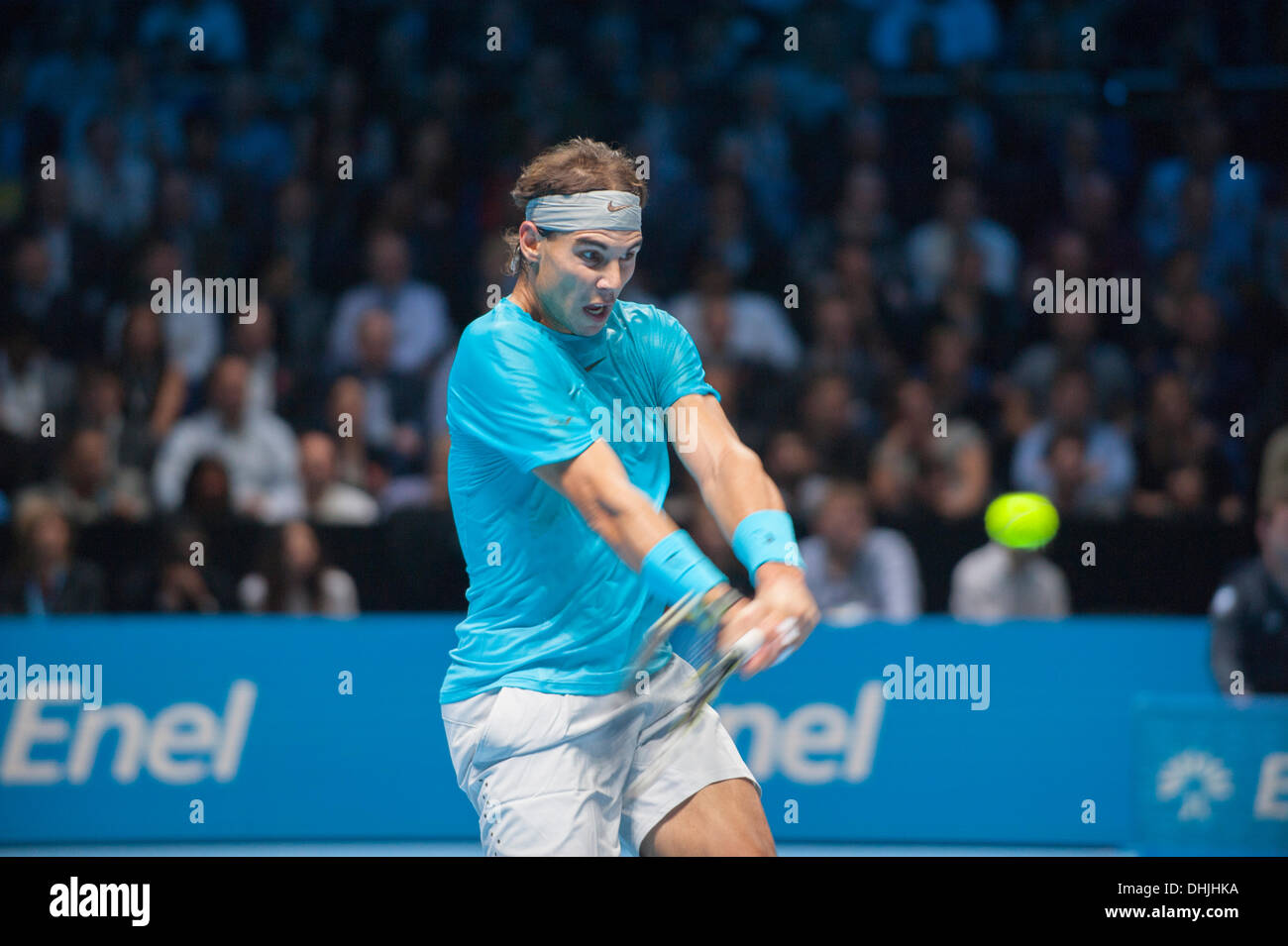 L'O2, Londra, Regno Unito. 11 Nov, 2013. Rafael Nadal in azione in ATP World Tour Finals, ha finito per perdere la partita 6-3 6-4 a Novak Djokovic © Malcolm Park editoriale/Alamy Live News Foto Stock