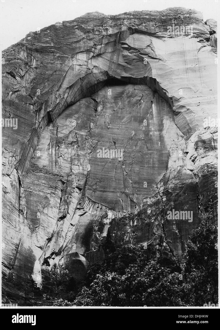 L'Arco Rosso sulla Red Arch Mountain si trova a sud dell'attuale museo. La formazione rocciosa naturale è una caratteristica geologica notevole, che attira l'attenzione per la sua forma unica e il colore sorprendente, tipico del terreno della regione. Foto Stock