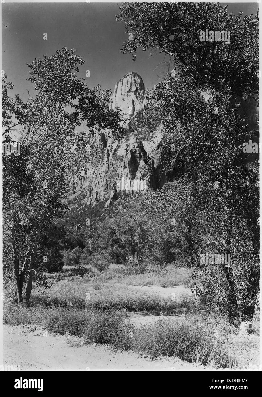 Questa fotografia cattura "la Sentinella", un punto di riferimento o una caratteristica che probabilmente prende il nome dalla sua natura imponente o vigile. Rappresenta una parte del paesaggio naturale o architettonico. Foto Stock