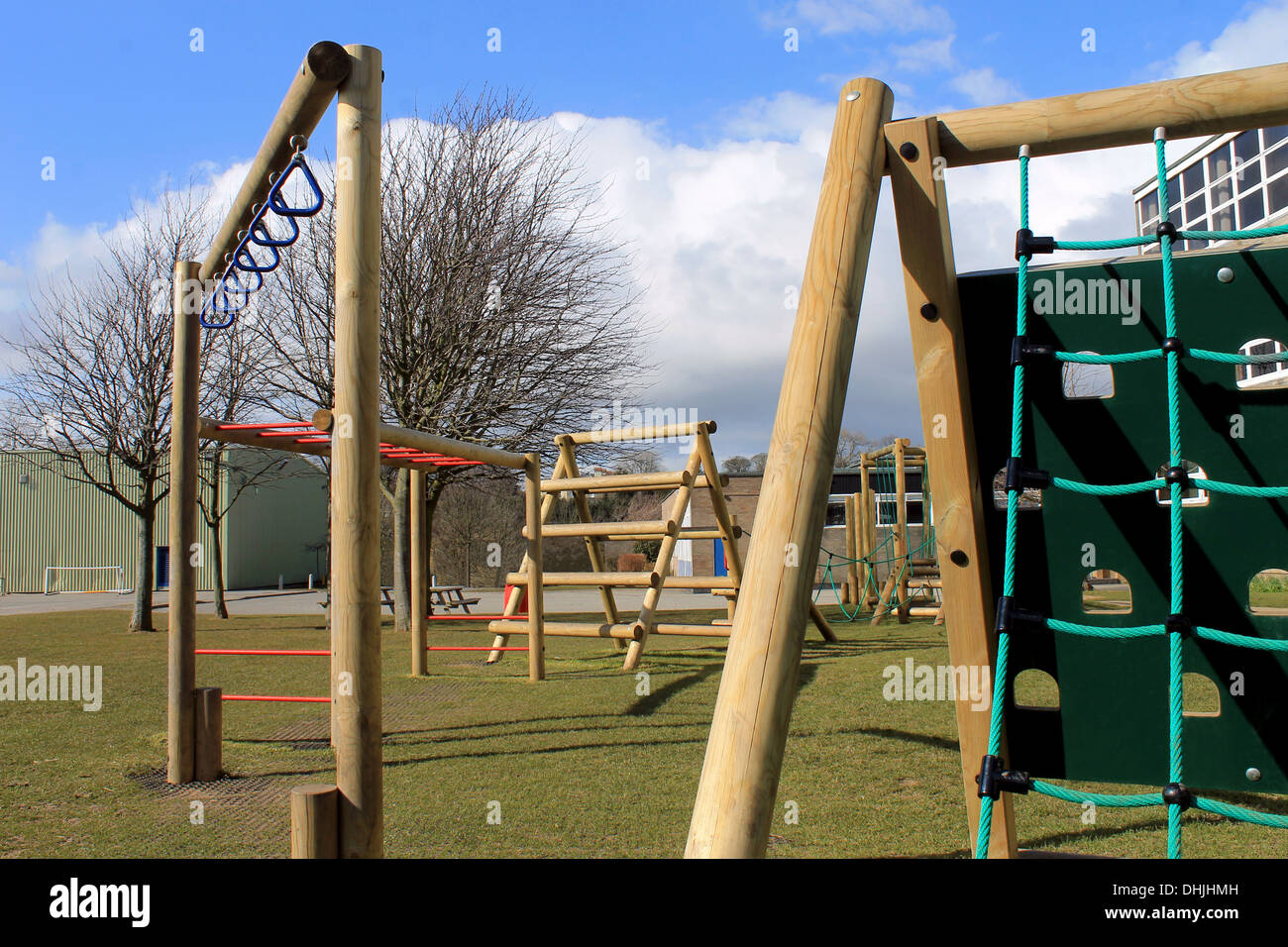 Scuola secondaria parco giochi con telaio di arrampicata, Scarborough, in Inghilterra. Foto Stock