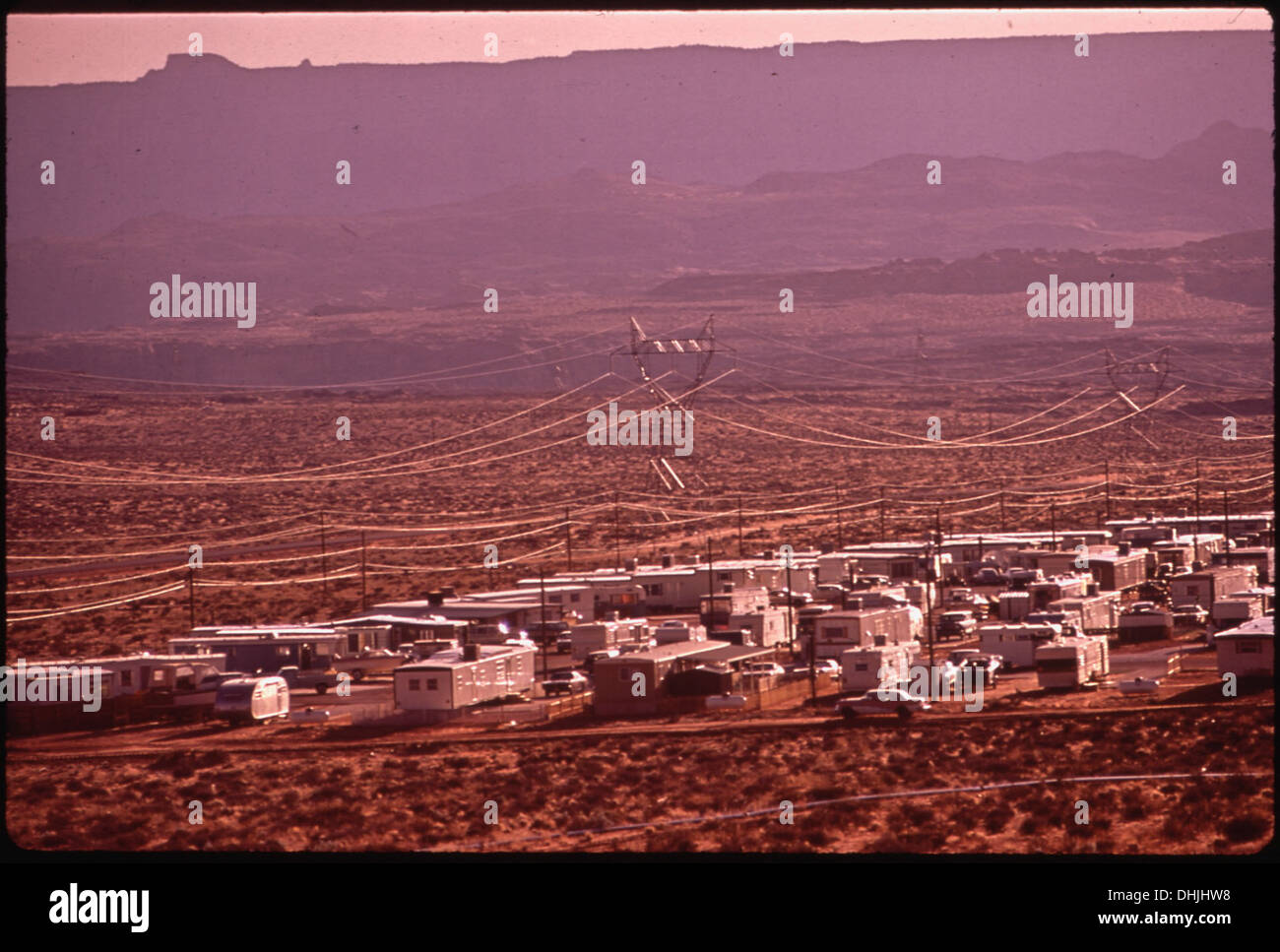 Una fotografia o una scena di un campo per roulotte, che si trova comunemente nelle aree suburbane o rurali, che mostra le case mobili e lo stile di vita associato a opzioni abitative a prezzi accessibili. Foto Stock