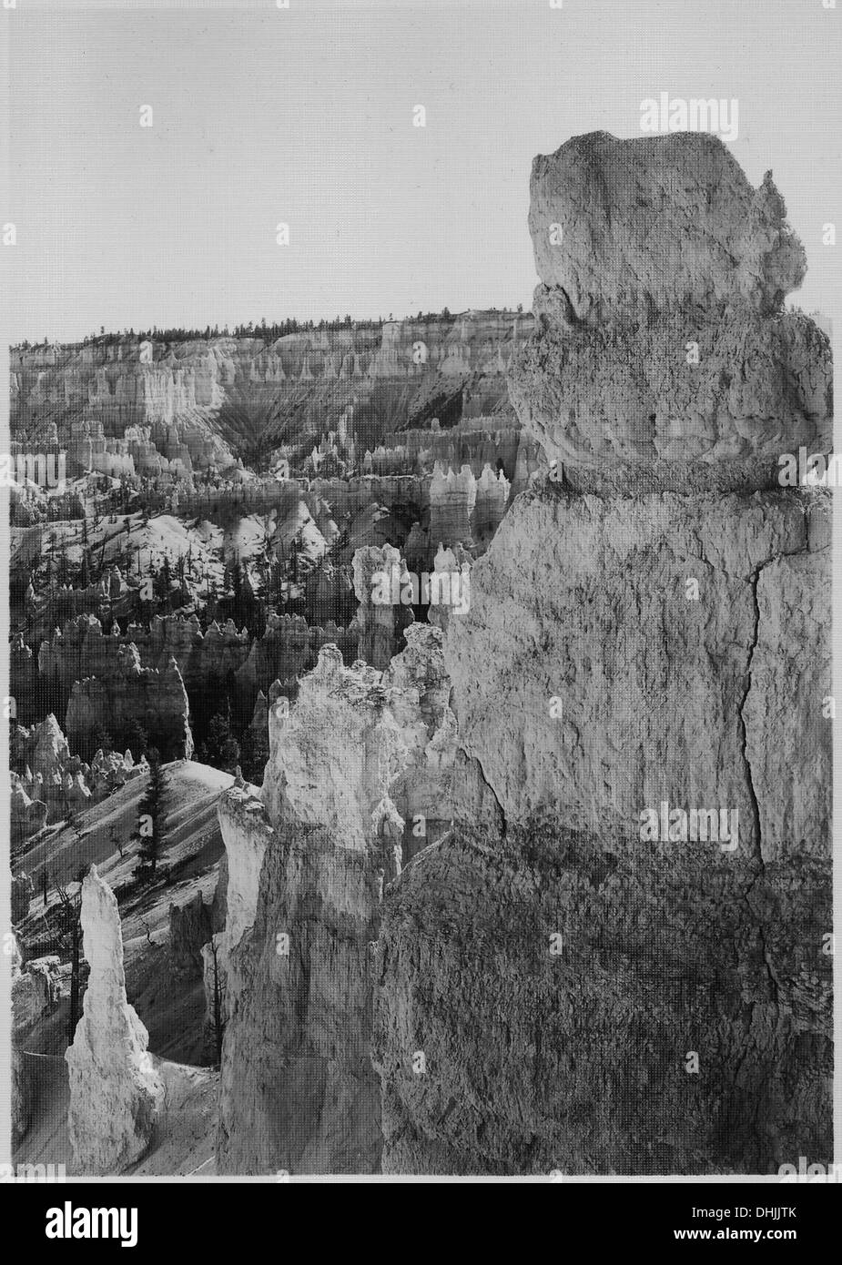Una vista panoramica dal percorso a cavallo del Tempio delle fate, che offre una prospettiva verso sud, catturando la bellezza del paesaggio circostante nella zona. Foto Stock