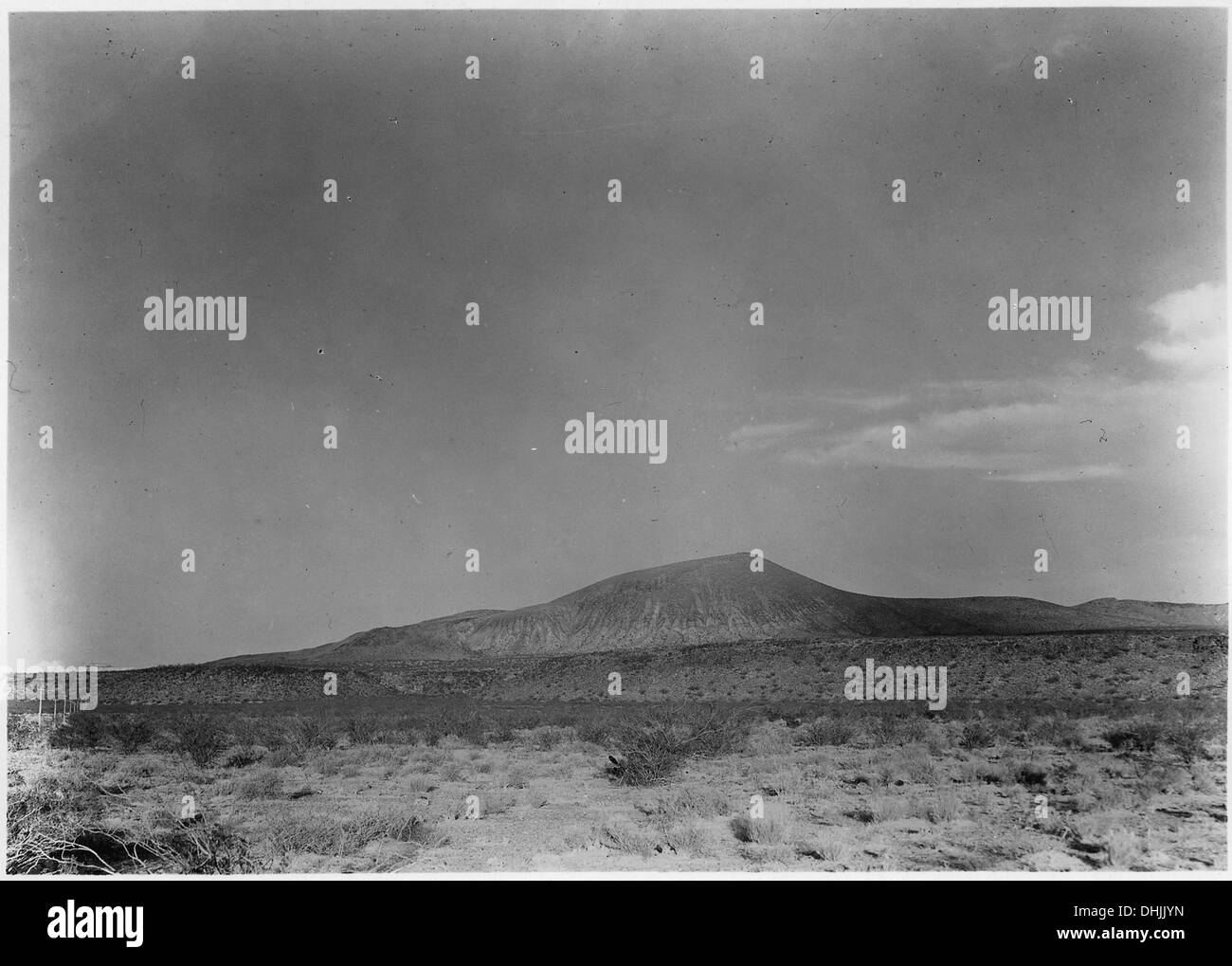 Una fotografia che mostra un cono vulcanico situato tre miglia ad ovest dell'Hurricane, Utah, una caratteristica geologica notevole nella regione. Foto Stock