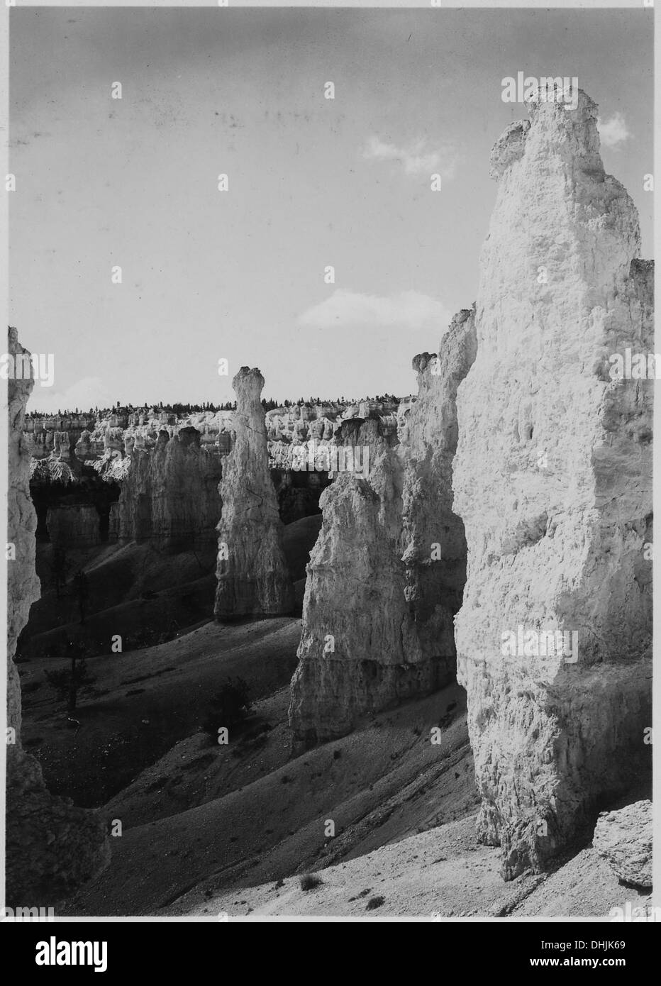 Le formazioni rocciose bianche vicino al Fairy Temple Trail evidenziano le caratteristiche geologiche uniche della regione. Queste formazioni fanno parte del paesaggio naturale, offrendo sorprendenti contrasti visivi con l'ambiente circostante. Foto Stock