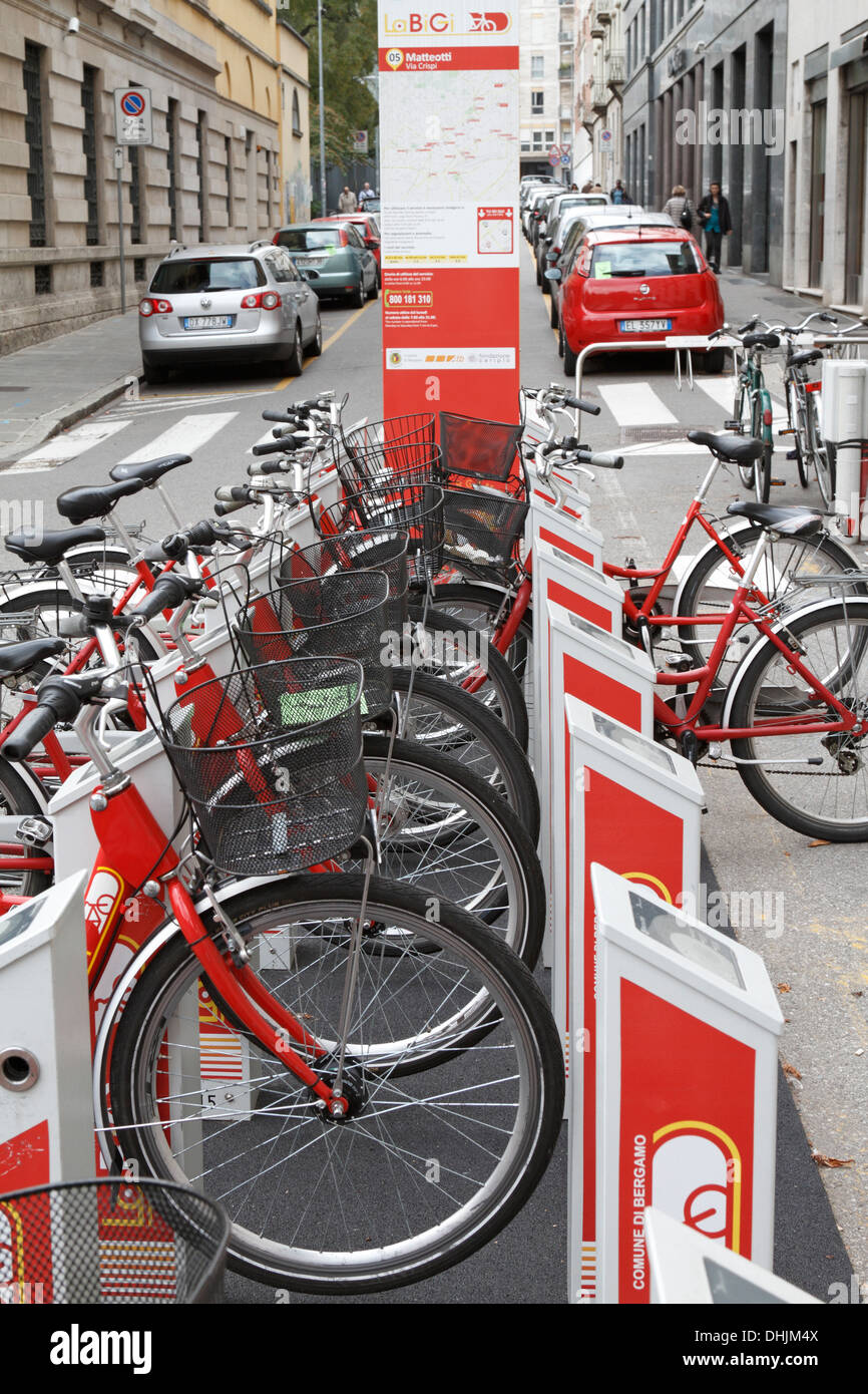 La Bigi ciclo automatico sistema di noleggio bike sharing station, Bergamo Bassa, Lombardia, Italia. Foto Stock