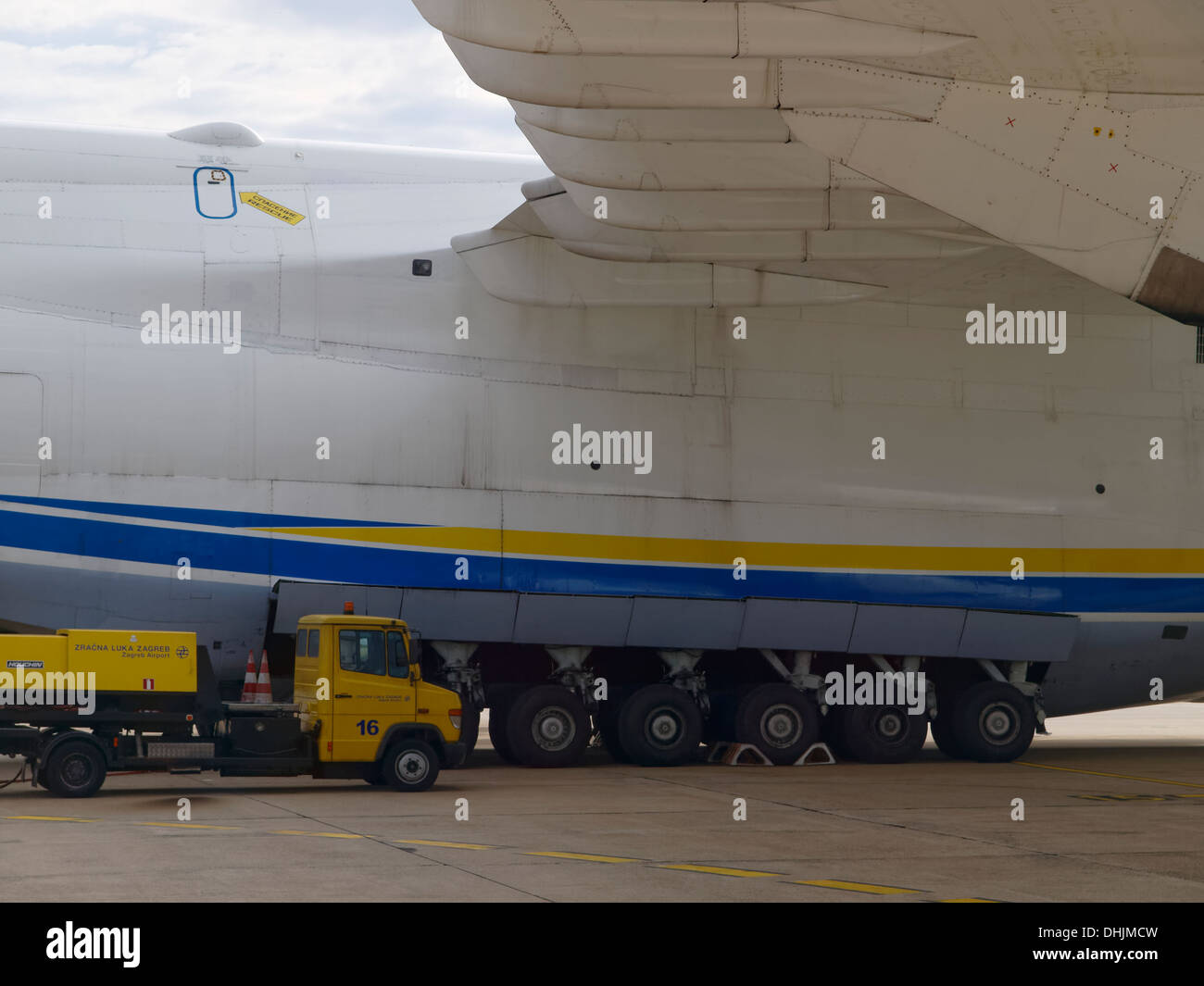 Generazione di potenza airport service carrello viene parcheggiato dall'Antonov un-225 Mriya aereo. Foto Stock