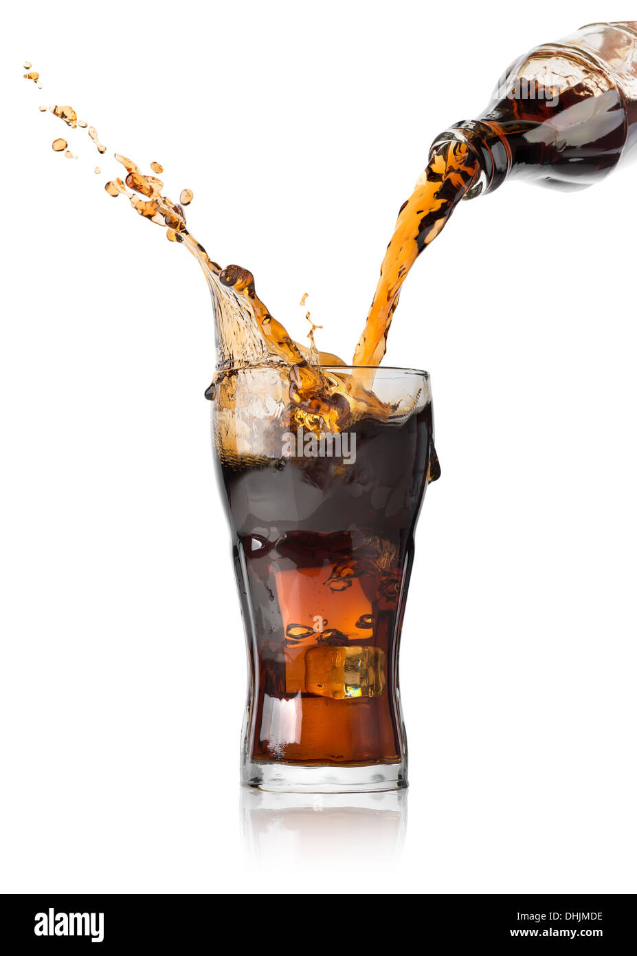 Cola versando da una bottiglia in un bicchiere Foto Stock