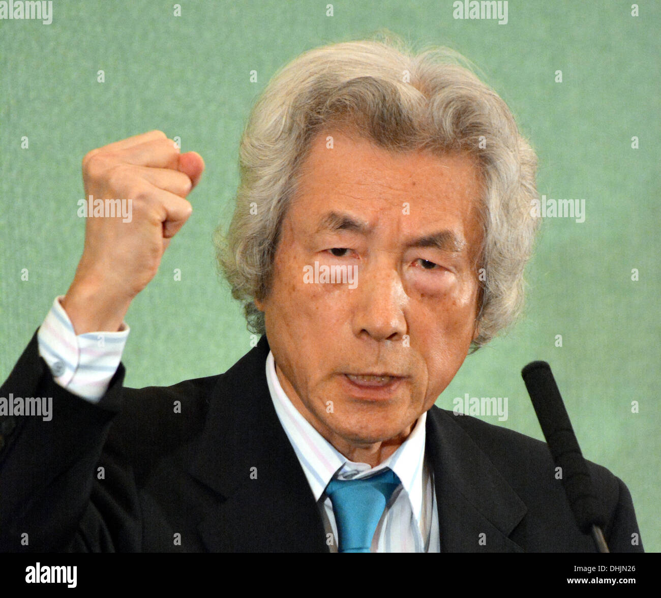 Tokyo, Giappone. Xii Nov, 2013. Giappone dell ex primo ministro Koizumi gesti nel suo discorso davanti ai membri del Giappone National Press Club a Tokyo il Martedì, Novembre 12, 2013. Il espliciti ex leader, che recentemente ha acceso il camp dal promuovere l'energia nucleare a contrastare il governo della politica nucleare, ha sollecitato il governo del Primo Ministro Shinzo Abe per modificare la sua politica di riavvio di potenza atomica generazione nella scia del 2011 disastro a Fukushima Daiichi centrale nucleare. Credito: Natsuki Sakai/AFLO/Alamy Live News Foto Stock