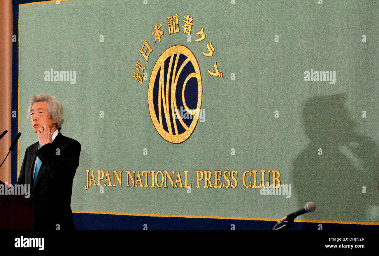 Tokyo, Giappone. Xii Nov, 2013. Giappone dell ex primo ministro Koizumi gesti nel suo discorso davanti ai membri del Giappone National Press Club a Tokyo il Martedì, Novembre 12, 2013. Il espliciti ex leader, che recentemente ha acceso il camp dal promuovere l'energia nucleare a contrastare il governo della politica nucleare, ha sollecitato il governo del Primo Ministro Shinzo Abe per modificare la sua politica di riavvio di potenza atomica generazione nella scia del 2011 disastro a Fukushima Daiichi centrale nucleare. Credito: Natsuki Sakai/AFLO/Alamy Live News Foto Stock