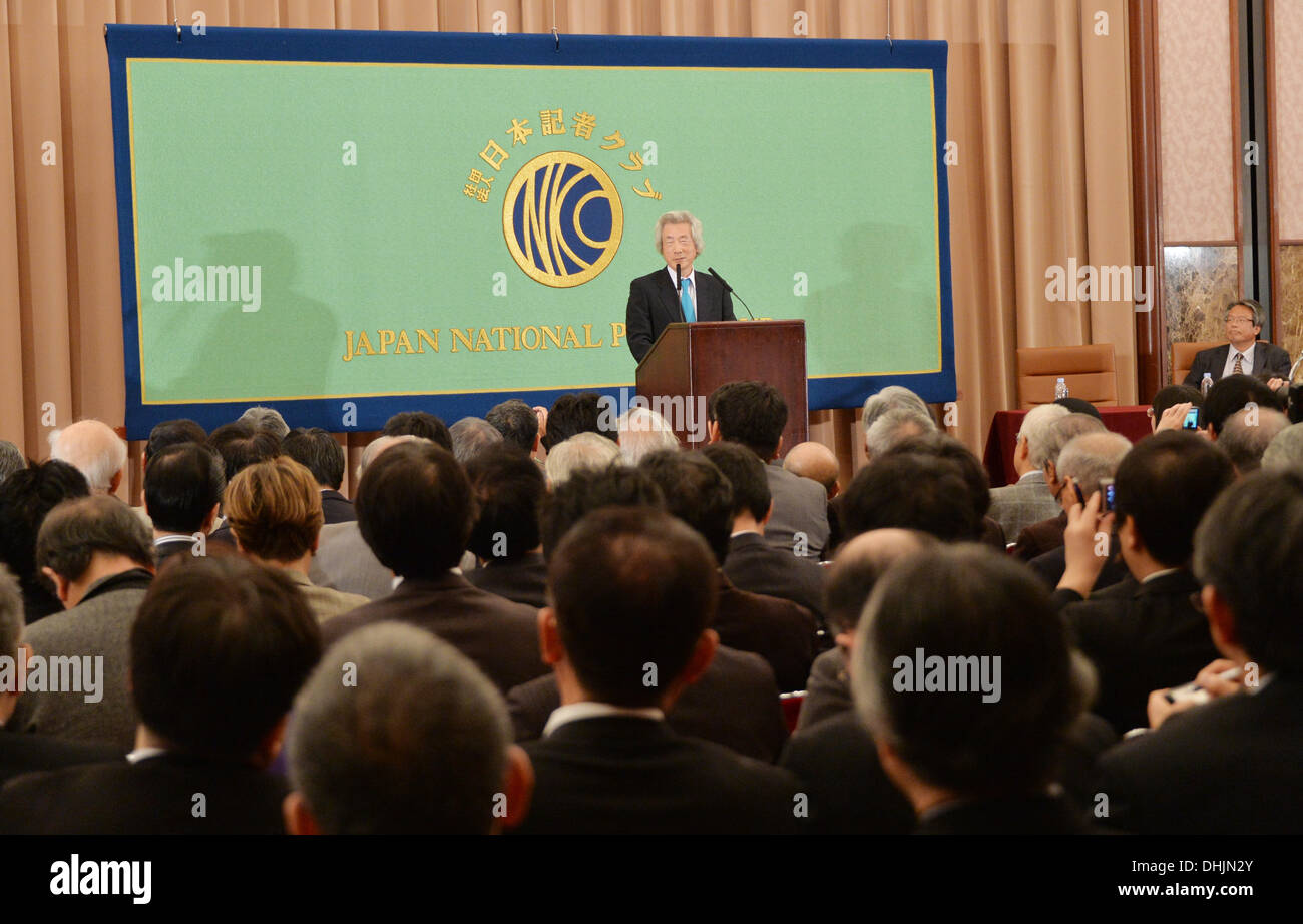 Tokyo, Giappone. Xii Nov, 2013. Giappone dell ex primo ministro Koizumi rende i suoi punti nel suo discorso davanti ai membri del Giappone National Press Club a Tokyo il Martedì, Novembre 12, 2013. Il espliciti ex leader, che recentemente ha acceso il camp dal promuovere l'energia nucleare a contrastare il governo della politica nucleare, ha sollecitato il governo del Primo Ministro Shinzo Abe per modificare la sua politica di riavvio di potenza atomica generazione nella scia del 2011 disastro a Fukushima Daiichi centrale nucleare. Credito: Natsuki Sakai/AFLO/Alamy Live News Foto Stock