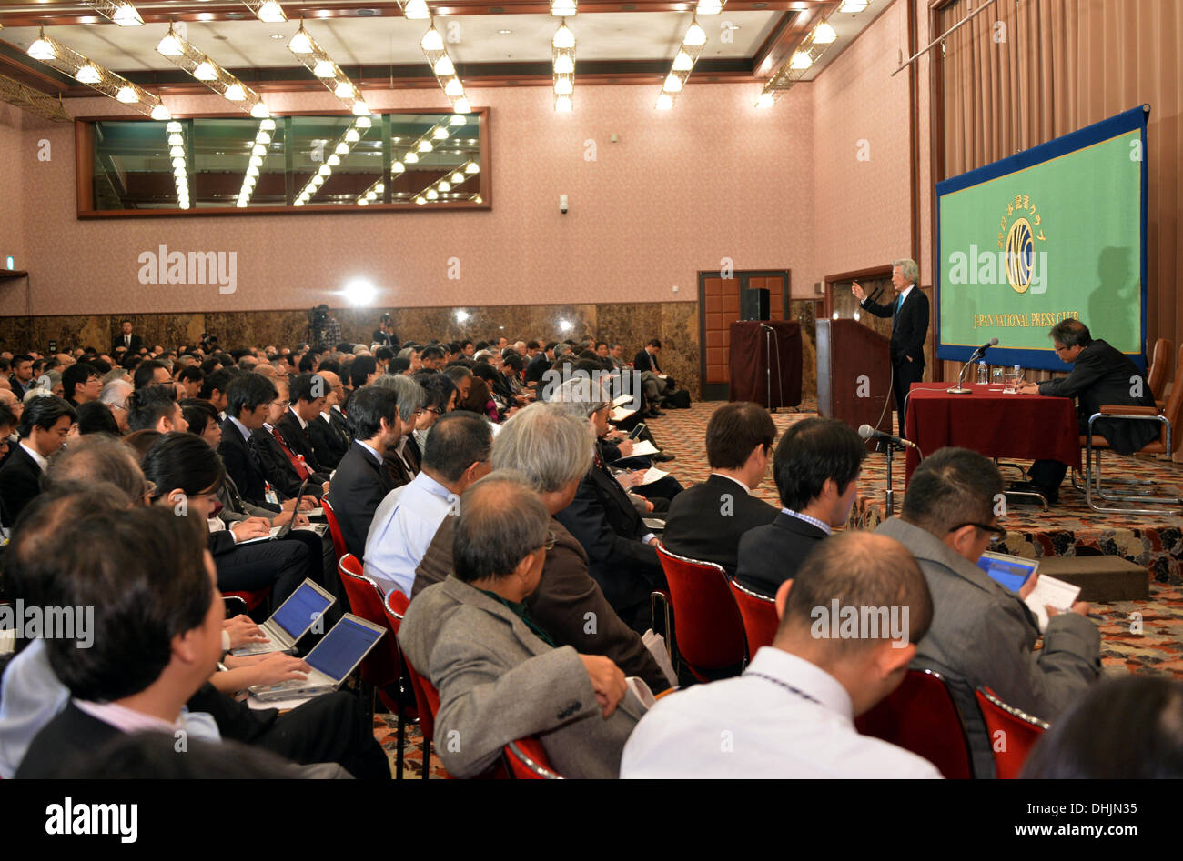 Tokyo, Giappone. Xii Nov, 2013. Giappone dell ex primo ministro Koizumi rende i suoi punti nel suo discorso davanti ai membri del Giappone National Press Club a Tokyo il Martedì, Novembre 12, 2013. Il espliciti ex leader, che recentemente ha acceso il camp dal promuovere l'energia nucleare a contrastare il governo della politica nucleare, ha sollecitato il governo del Primo Ministro Shinzo Abe per modificare la sua politica di riavvio di potenza atomica generazione nella scia del 2011 disastro a Fukushima Daiichi centrale nucleare. Credito: Natsuki Sakai/AFLO/Alamy Live News Foto Stock