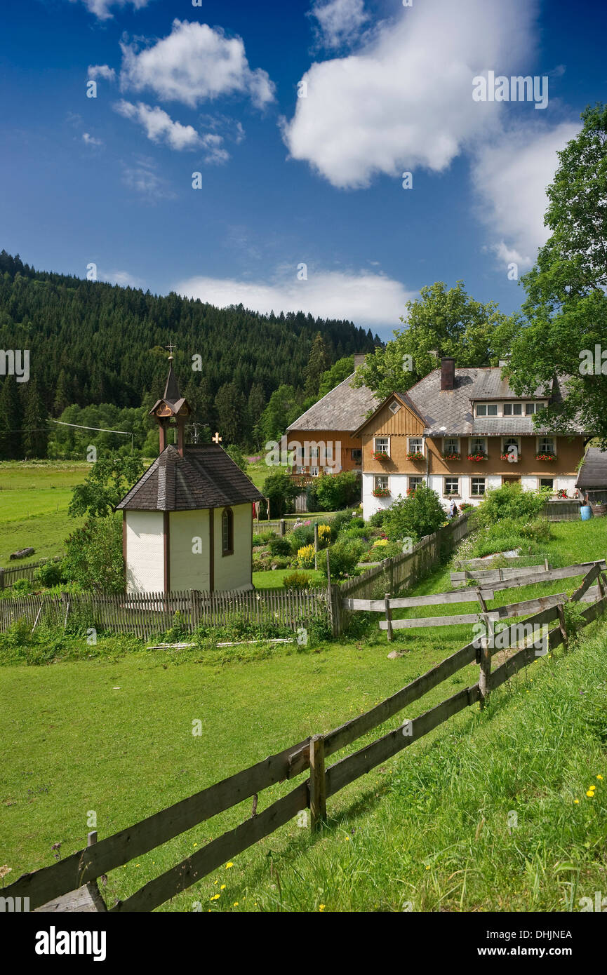 Tradizionale casa colonica con cappella e giardino cottage, Titisee, Foresta Nera, Baden-Wuerttemberg, Germania, Europa Foto Stock