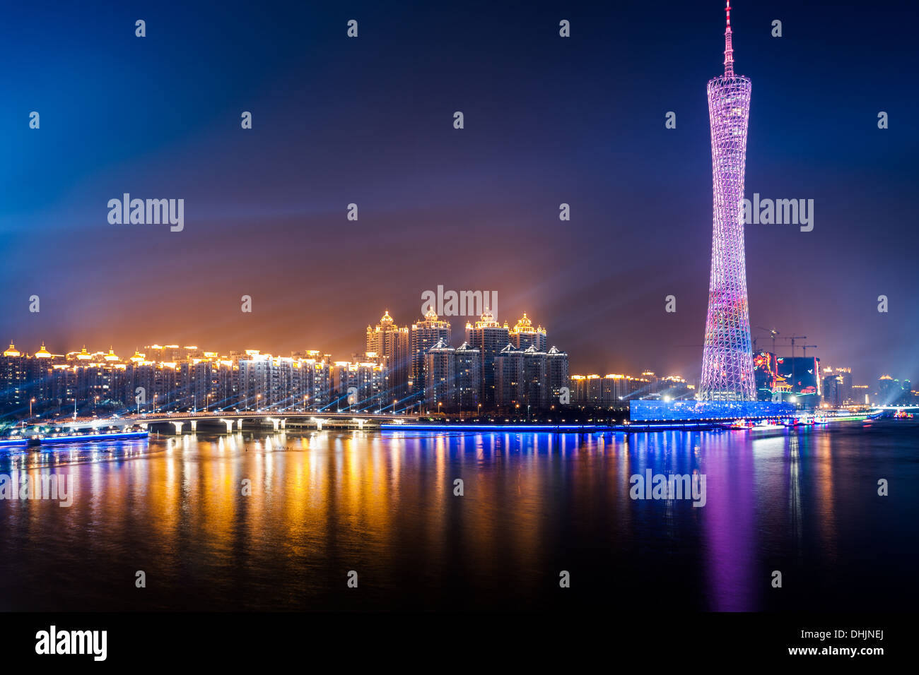 Skyline della città di notte Foto Stock