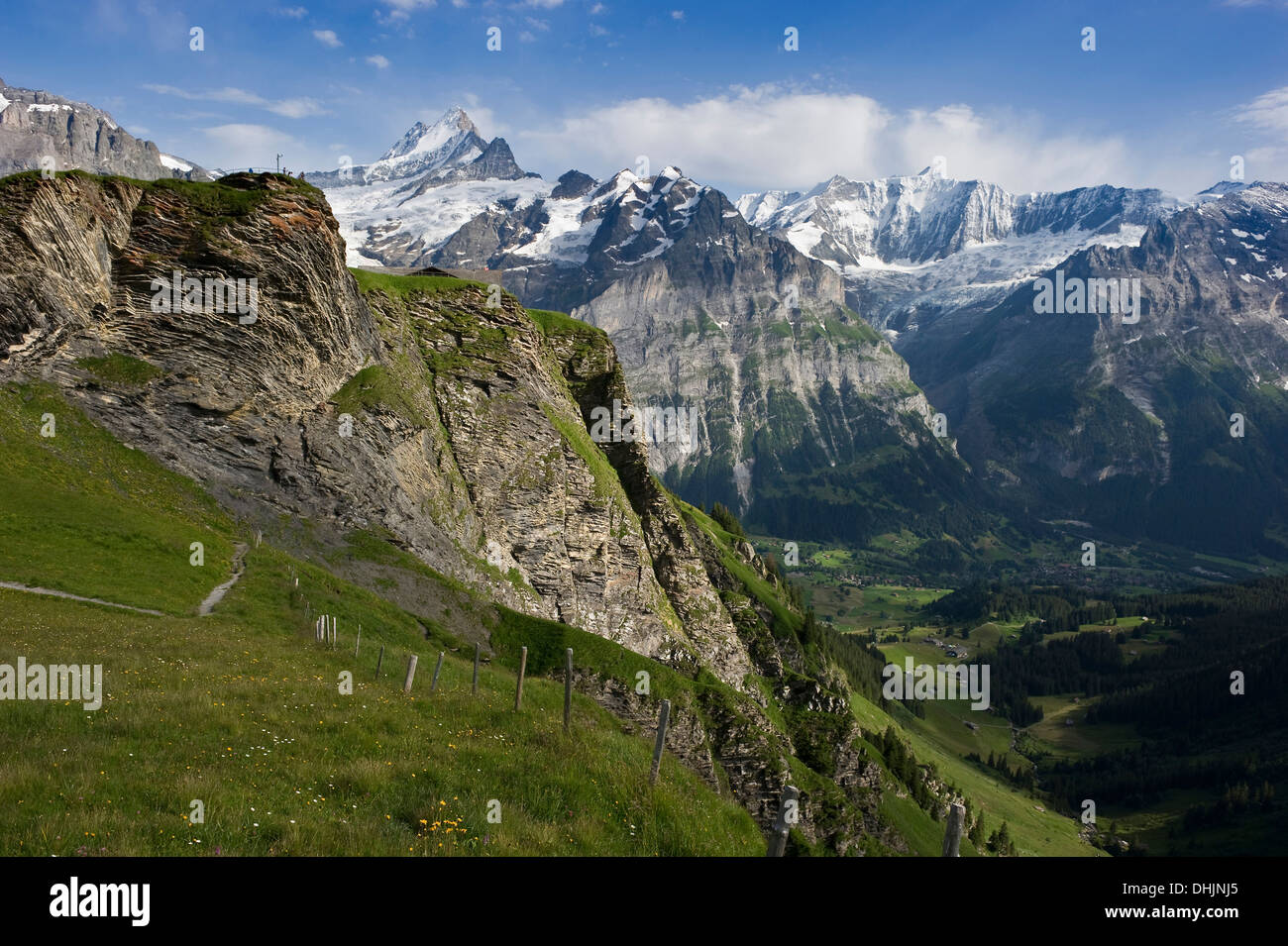 Il primo al di sopra di Grindelwald e Schreckhorn, cantone di Berna, Svizzera, Europa Foto Stock