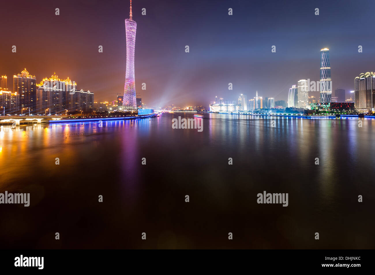 Skyline della città di notte Foto Stock