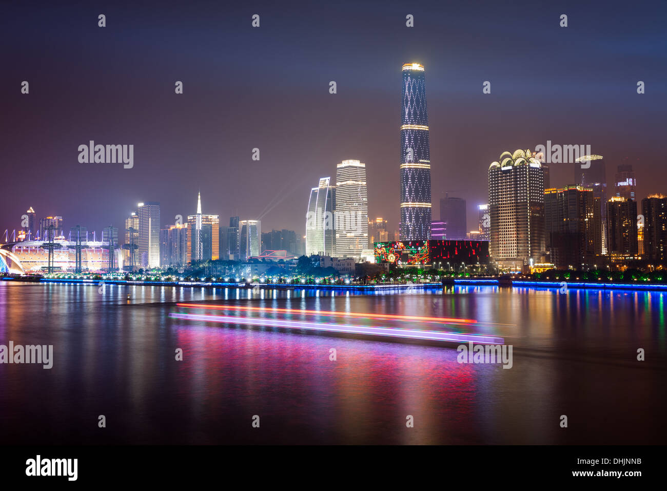Skyline della città di notte Foto Stock