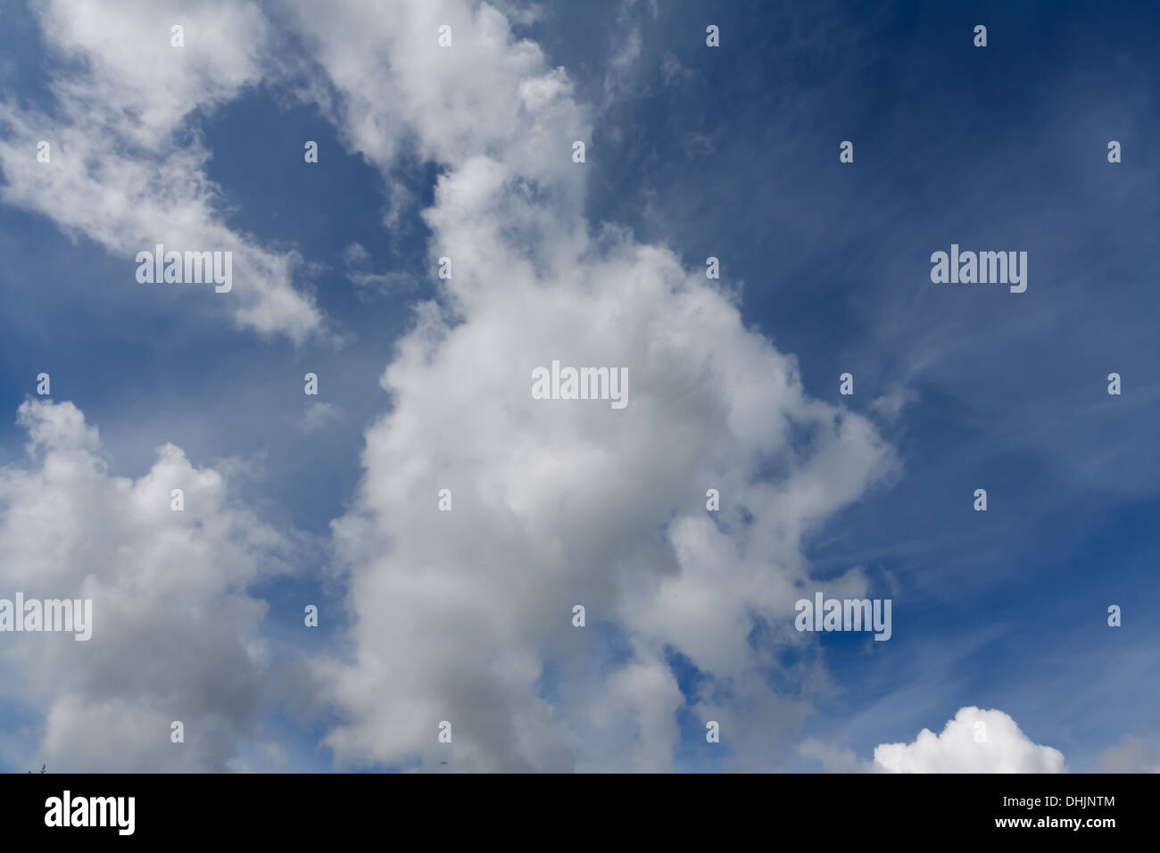 Luminose blu cielo con bianchi e soffici nuvole wispy Foto Stock