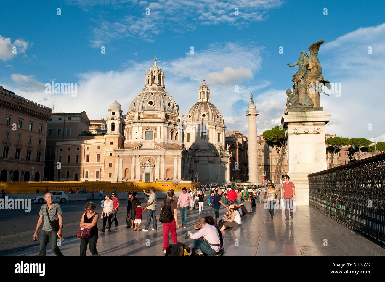 Le persone di fronte alla Vittorio Emanuele II monumento con due chiese e Colonna di Traiano dietro, Roma, Italia Foto Stock