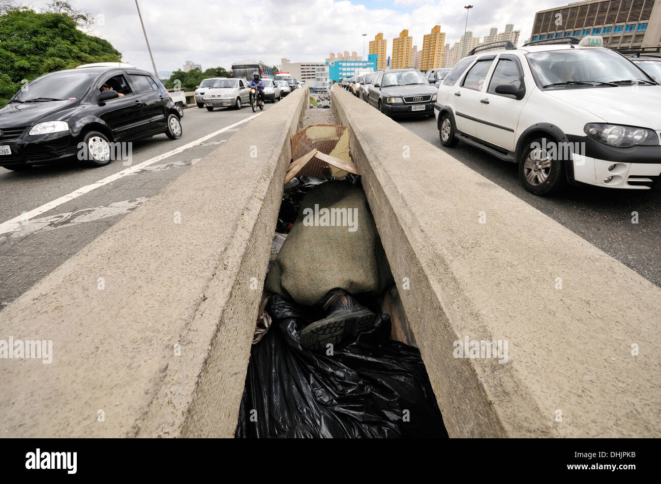 Il Brasile, Sao Paulo, distretto Luz, roost di derelitti tra la corsia di marcia Foto Stock