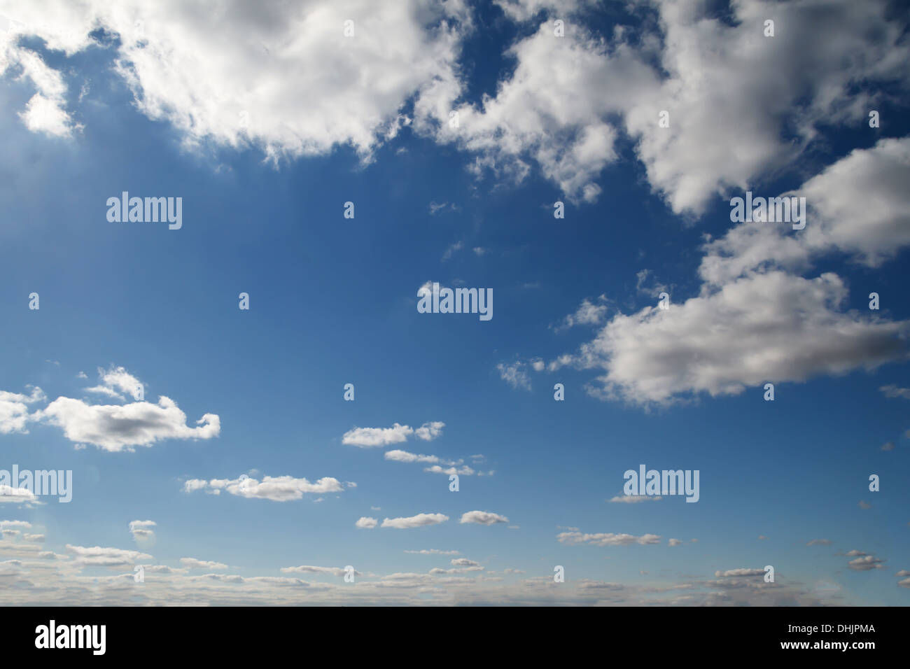 Il cielo blu con nuvole bianche Foto Stock