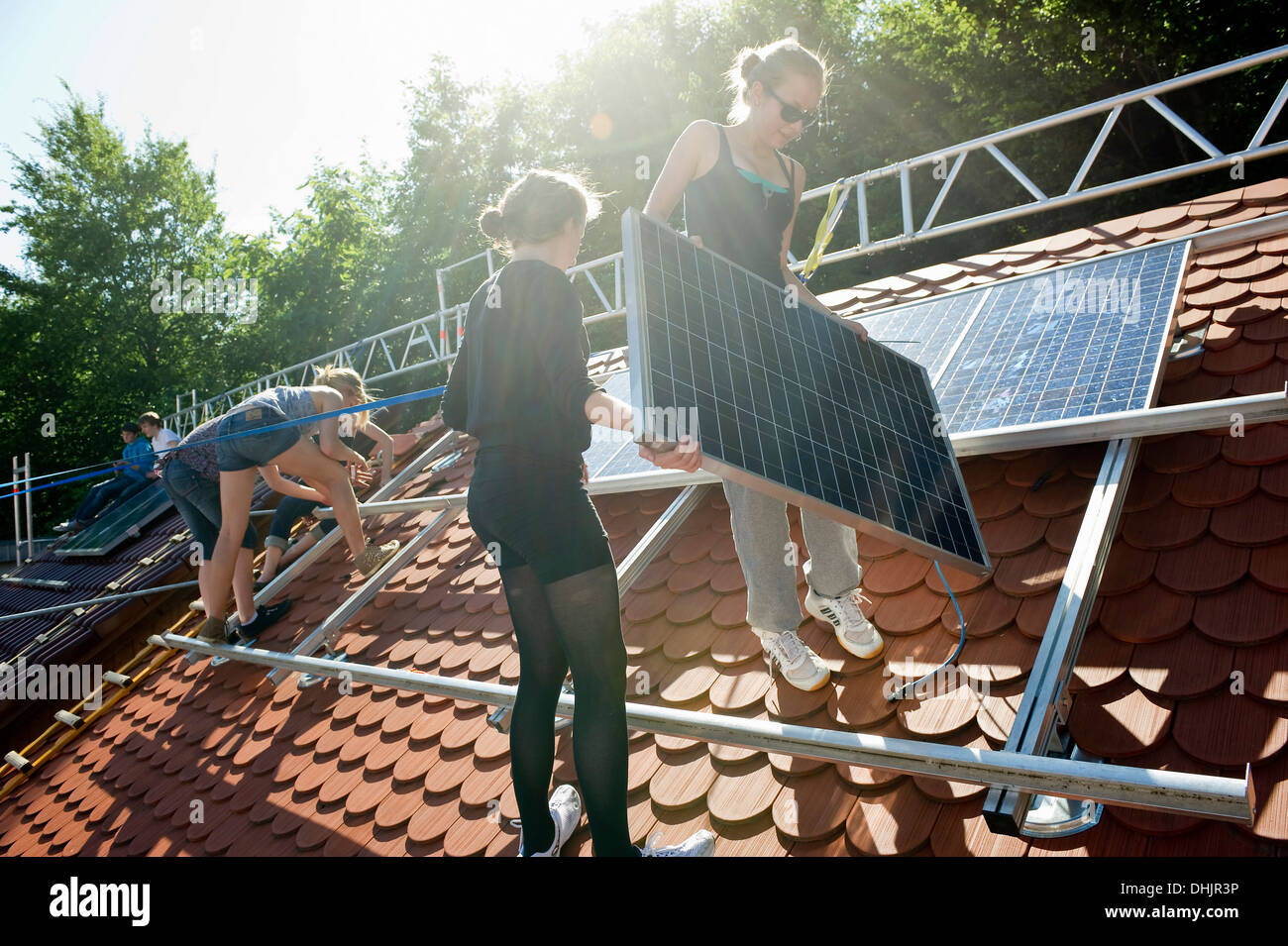 Progetto scuola, gli studenti installando un impianto solare, Freiburg im Breisgau, Foresta Nera, Baden-Wuerttemberg, Germania, Europa Foto Stock