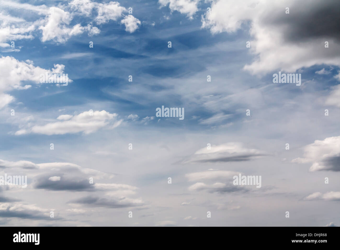 Cielo blu con il bianco wispy nuvole Foto Stock