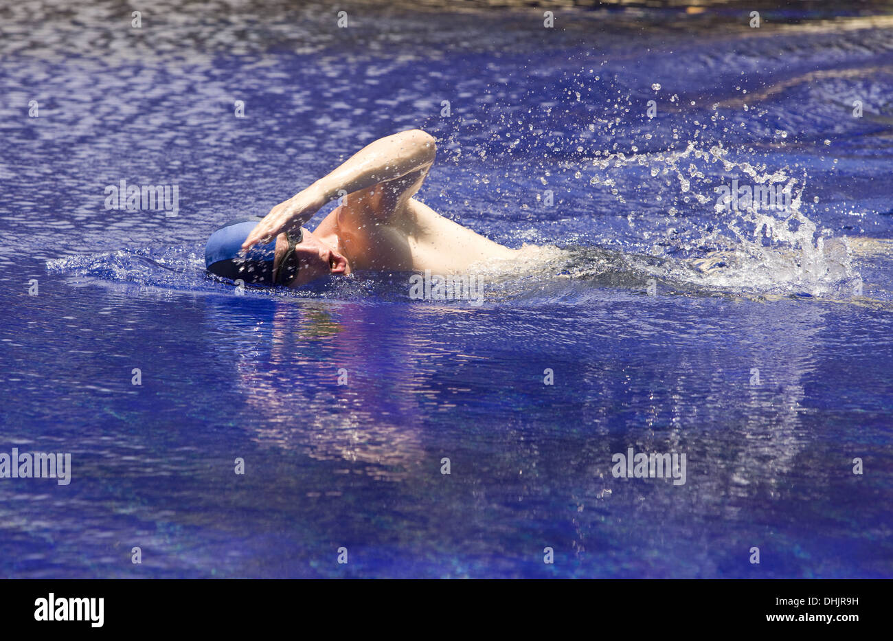 Il sport giovane nuotatore in piscina Foto Stock